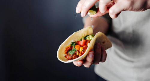 Tacos vegani di melanzane croccanti, pesche grigliate e crema al lime
